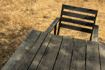 Fototapeta premium Tumbona silla y mesa rústica de campo