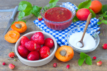 Erdbeeren und Aprikosen für Marmelade