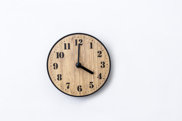 白背景に4時を指している時計の針デザインコピースペース