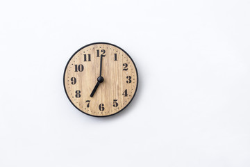 白背景に7時を指している時計の針デザインコピースペース