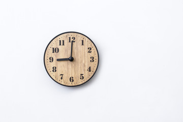 白背景に9時を指している時計の針デザインコピースペース