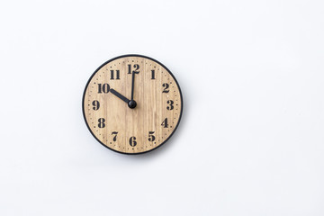 白背景に10時を指している時計の針デザインコピースペース