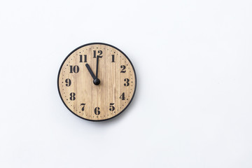 白背景に11時を指している時計の針デザインコピースペース