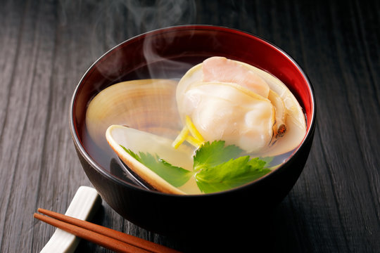 はまぐりのお吸い物　Hard clam soup (Japanese cooking)