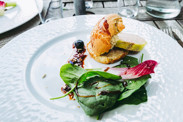 Assiette de foie gras fait maison et salade