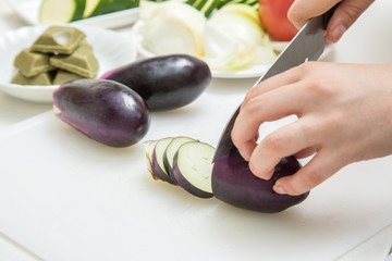 料理中のナスを切っている夏野菜背景野菜ぼかし