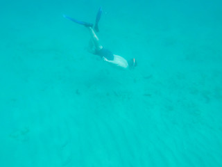 Fototapeta premium Man diving towards the sea bottom