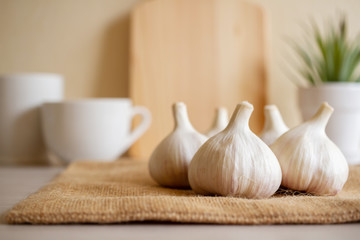 キッチンテーブルの上のニンニク