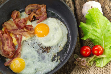 Fototapeta na wymiar bacon and eggs a traditional Breakfast
