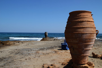 Alte Karaffen an einem Strand