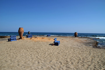 Fototapeta na wymiar Karaffen an einem Strand