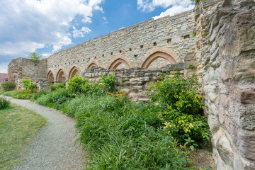 Fototapeta premium Kloster Memleben mit Klostergarten in Sachsen-Anhalt