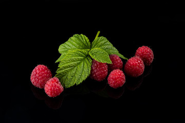 Малина на черном фоне с листиками