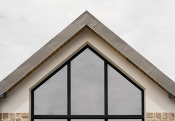 Moderner Hausgiebel mit Trapezfenster und Titanzink - Modern house gable with trapezoidal windows...
