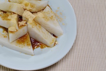 くず餅に黒蜜ときな粉を掛けたシーン