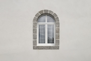 Modernes Bogenfenster aus weißem PVC mit Granitfenstereinfassung frontal mit Textfreiraum in...