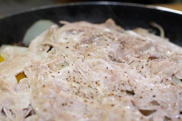 薄くスライスした豚肉と野菜の蒸し焼き