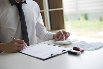 The capitalist has rented a car for the tenant and the tenant has made a deposit as collateral according to the law.