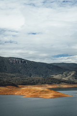 Obraz premium Landscape on a clear day at Blowering Reservoir/Dam near Tumut, Snowy Mountains, New South Wales