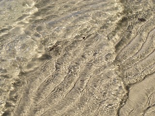 Sonnenreflexe in kräuselndem Wasser