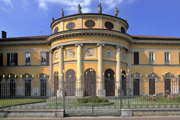villa saporiti in stile neoclassico a como in italia, saporiti villa in neoclassic style in como city in italy 