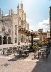 Fototapeta premium View of Duomo square with traditional Italian street cafe in the historic center of Como, Italy.