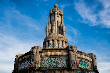 Fototapeta na wymiar altes bismarckdenkmal in hamburg, deutschland
