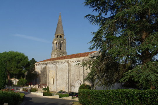 Eglise de style roman &agrave; Fenioux en Charente Maritime