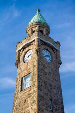 turm der St. Pauli-Landungsbr&uuml;cken in hamburg, deutschland.