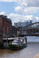 Naklejka premium Blick auf die Elbphilharmonie und im Vordergrund ein Schiff der Küstenwache in Hamburg