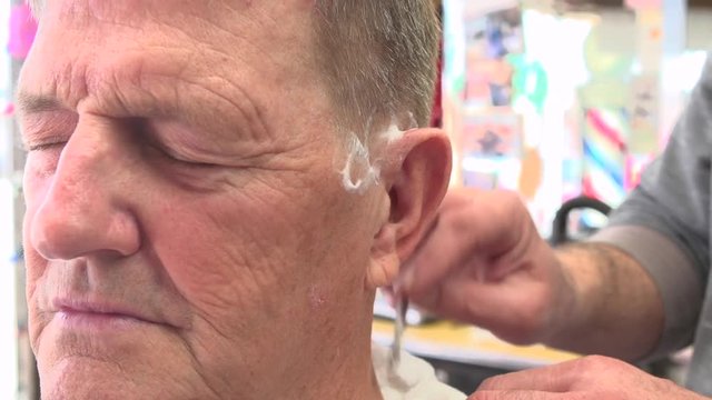 Barbershop shaving using straight edge blade