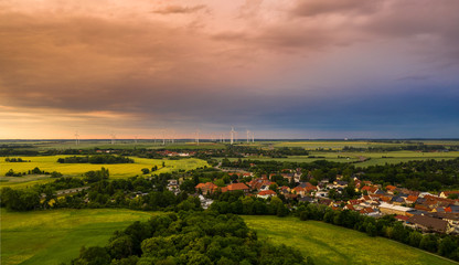 Blick über Egeln in Sachsen-Anhalt Richtung Norden bei Sonnenuntergang