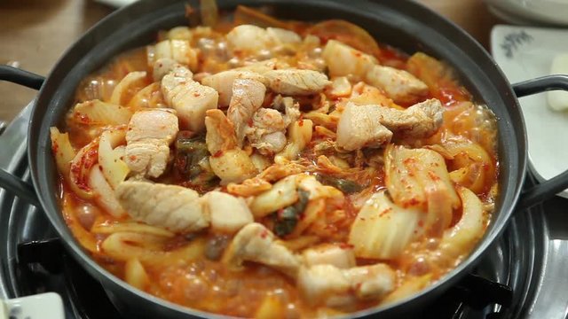 돼지고기와 김치가 어우러진 두루치기 찌개가 끓는 모습 클로즈업