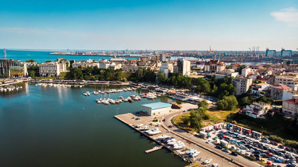 Obraz premium Widok z lotu ptaka na port i stare miasto w Konstancy, miasto turystyczne i przemysłowe oraz popularny kurort w Rumunii.