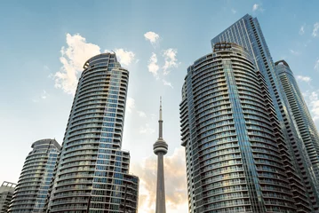 Poster Een dramatisch uitzicht op de hoge torens aan de waterkant van Toronto © scottshoots