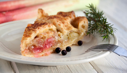    Rhubarb juniper pie