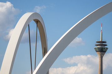 Überflieger in Düsseldorf in der Nähe des Rheinturms entlastet den Straßenverkehr für LKW und PKW und zeigt moderne Architektur © sunakri