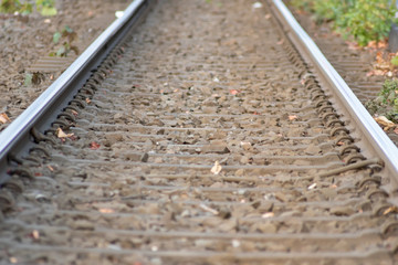 Gleise einer Stra&szlig;enbahn warten nach der Modernisierung auf die Aufnahme als Bahnstrecke und Bahnverbindung im &ouml;ffentlichen Personennahverkehr