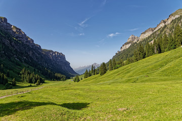 la vallée de Justistal dans les Alpes Suisses