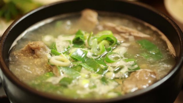 고기와 야채가 어우러진 갈비탕 클로즈업