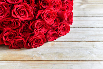 Bukiet czerwonych roż na drewnianym stole