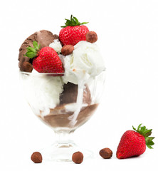 Vanilla ice cream with almonds and strawberries