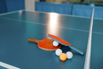 Plakat Ping pong rackets and balls on game table with net