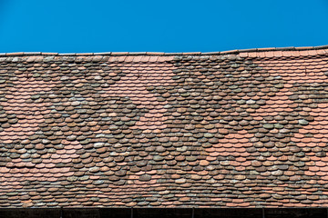 Historisches Dach mit Biberschwanz Ziegeln