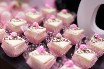 Close up de docinhos de festa infantil feminina com o tema do Panda.