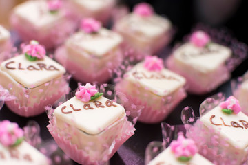 Close up de docinhos de festa infantil feminina com o tema do Panda.