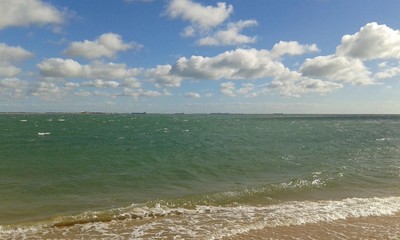 paisaje mezclado de mar y nubes