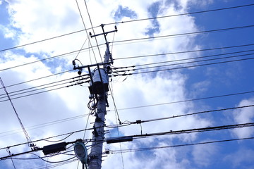 初夏空と電柱