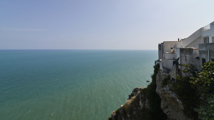 Vista delle abitazioni di Peschici che si affacciano su di una scogliera a picco sul mare