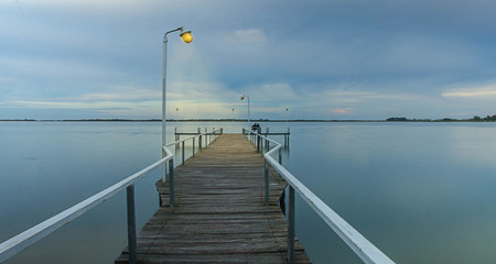 Obraz premium sunset on a pier on the lake